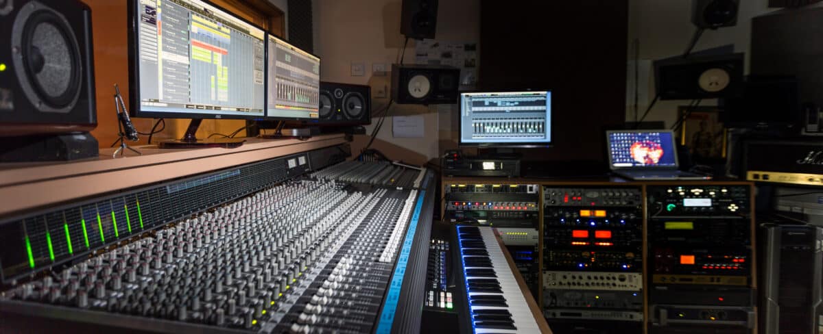 10 Benefits of using a Professional Recording Studio. Source: https://selectrecordingstudios.co.uk/