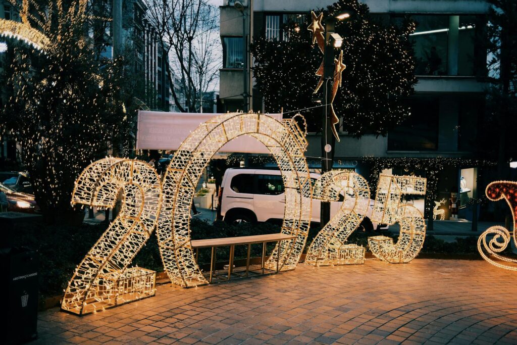 Photo by Sami TÜRK: https://www.pexels.com/photo/festive-2025-light-display-in-urban-setting-29957518/